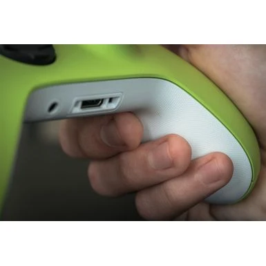 Microsoft - Xbox Wireless Controller For Xbox Series X, Xbox Series S, Xbox One, Windows Devices - Electric Volt - Image 2